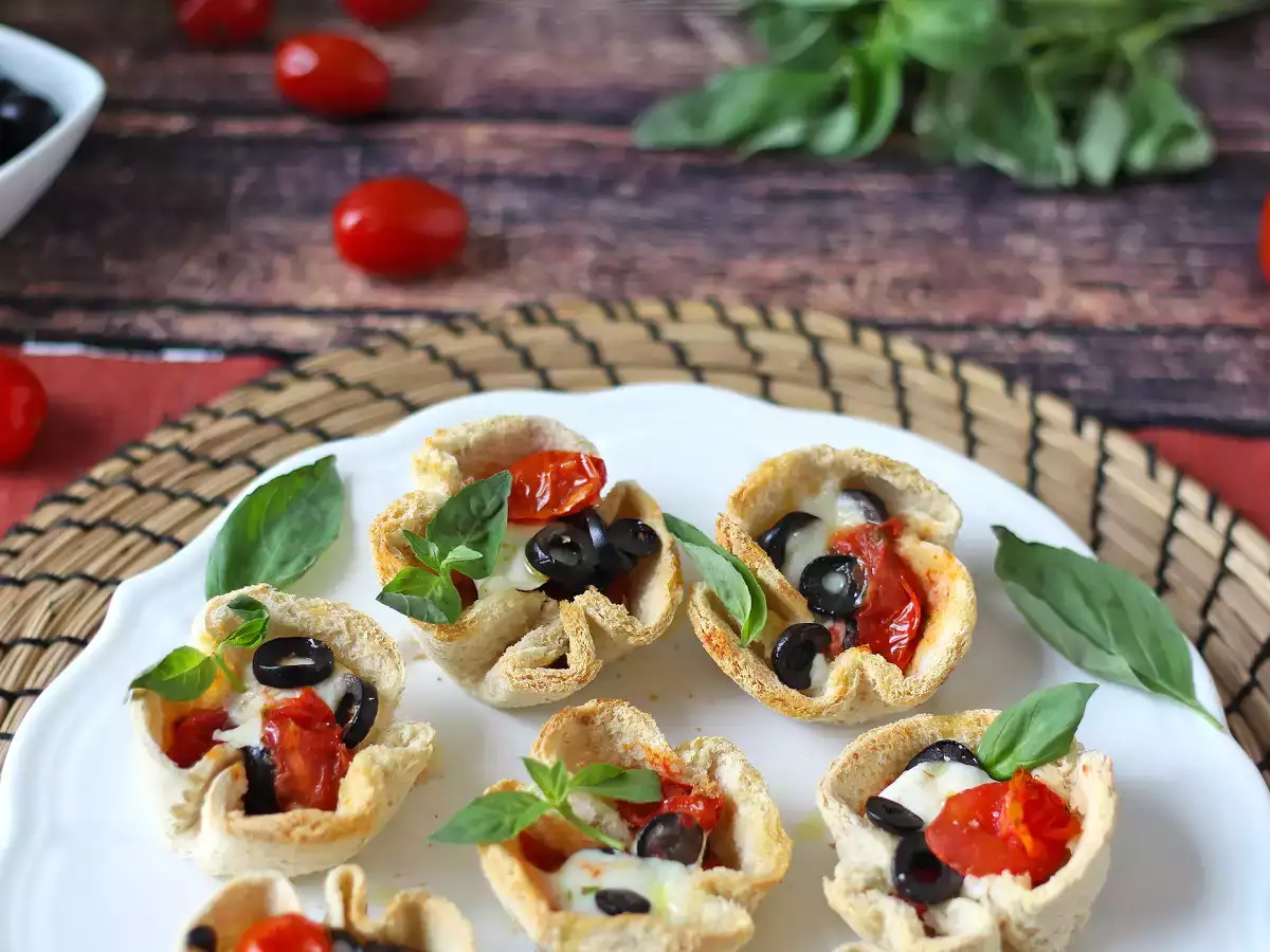 Brotkörbchen mit Mozzarella, Kirschtomaten und schwarzen Oliven - foto 6