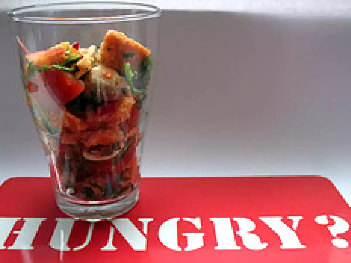 Brotsalat mit rucola, pilzen & tomaten