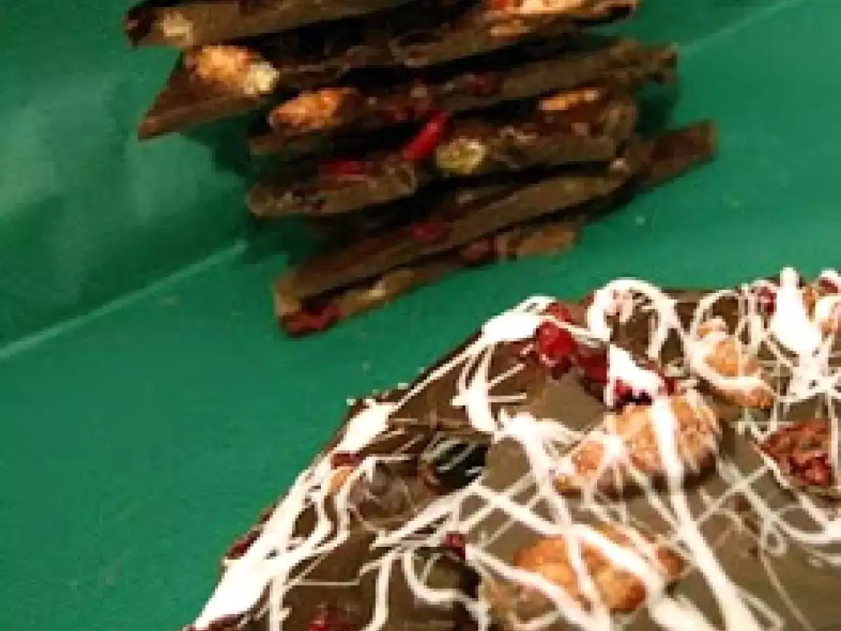 Bruchschokolade mit gebrannten Mandeln und Cranberries