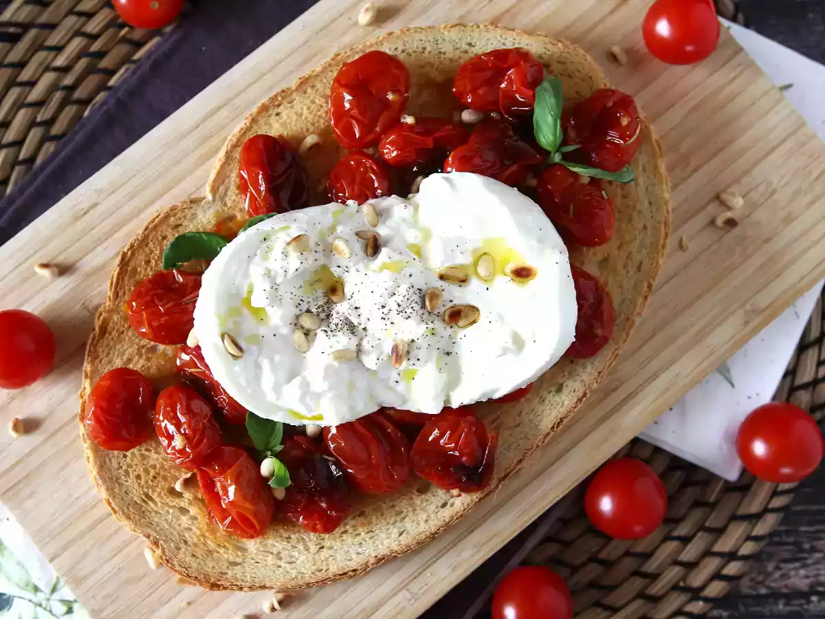 Bruschetta aus gerösteten Tomaten und Burrata