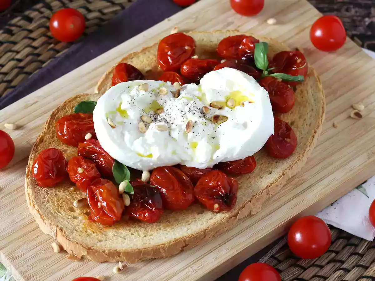 Bruschetta aus gerösteten Tomaten und Burrata - foto 3