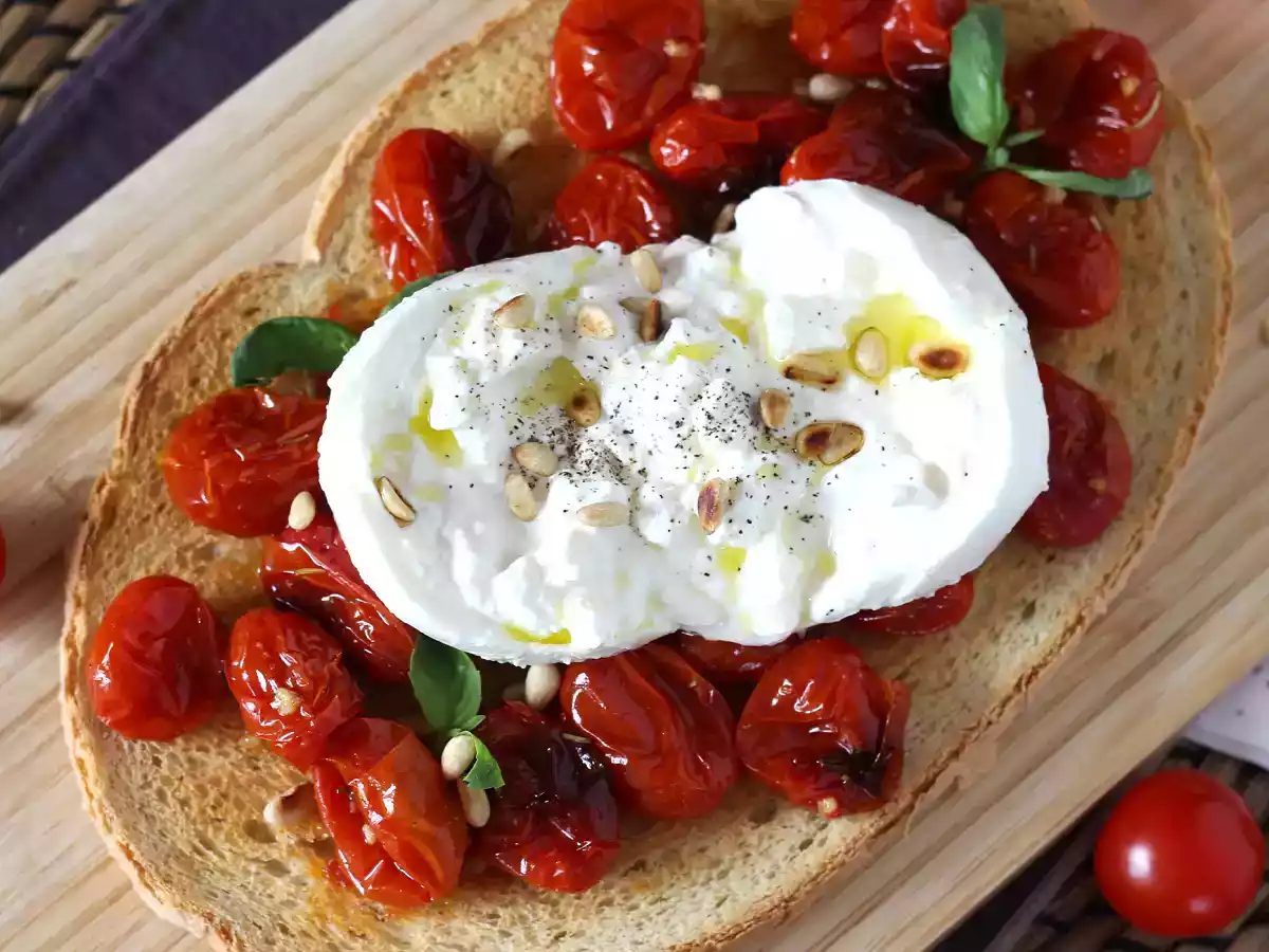 Bruschetta aus gerösteten Tomaten und Burrata - foto 4