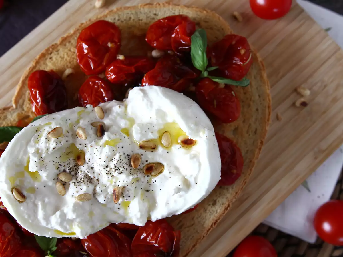 Bruschetta mit gerösteten Tomaten und Burrata - foto 2