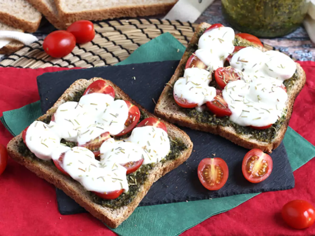 Bruschetta mit Pesto, Kirschtomaten und Mozzarella-Käse
