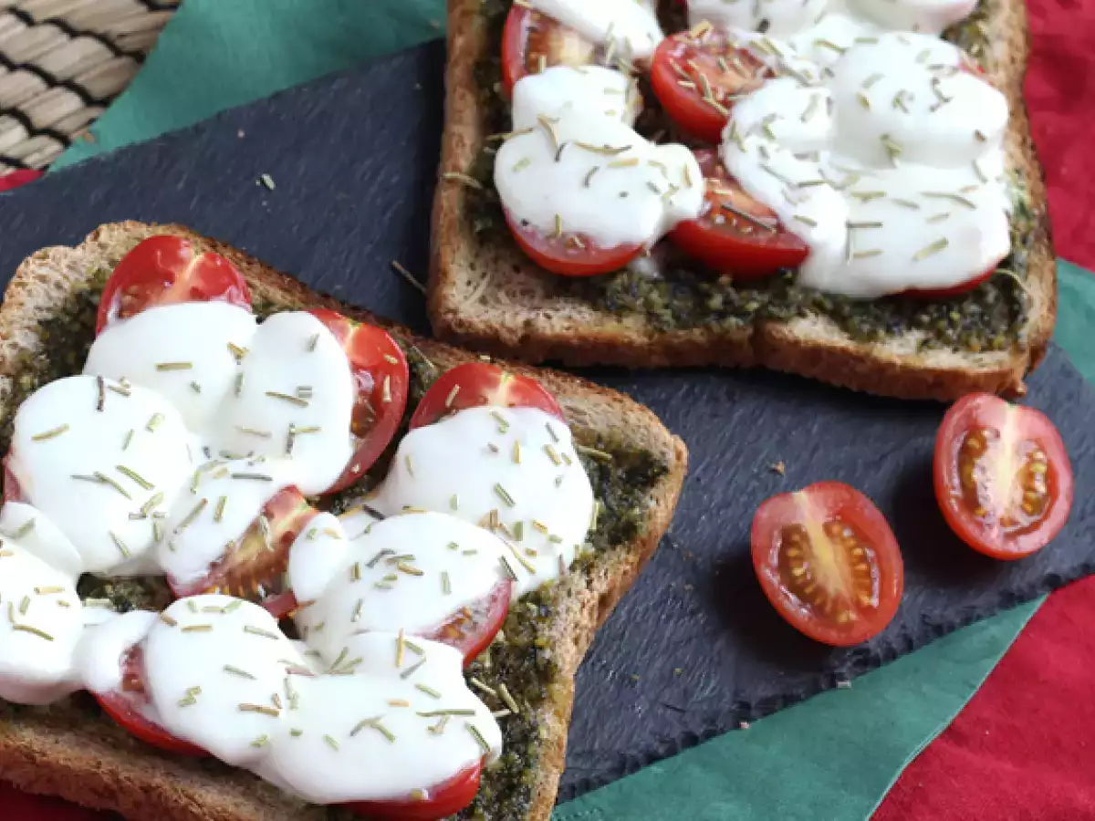 Bruschetta mit Pesto, Kirschtomaten und Mozzarella-Käse - foto 2