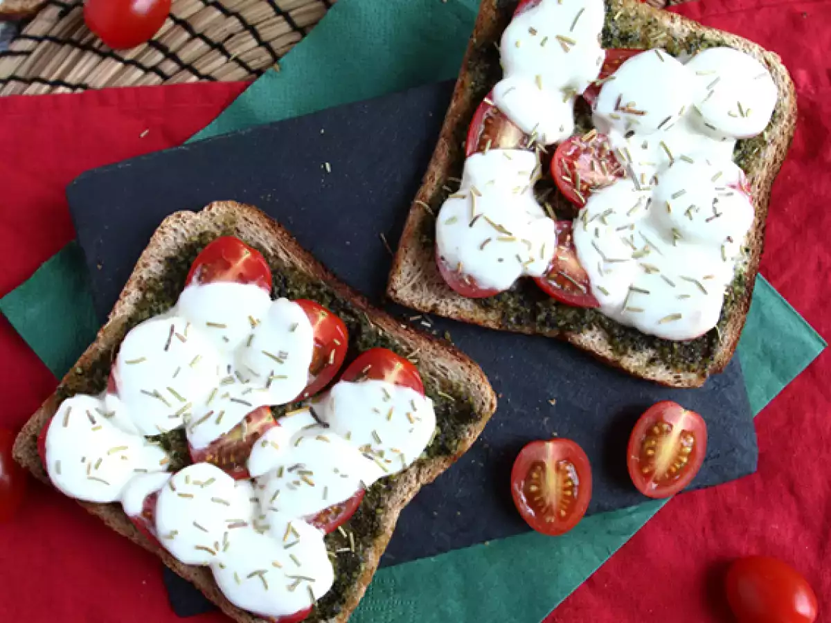 Bruschetta mit Pesto, Kirschtomaten und Mozzarella-Käse - foto 3