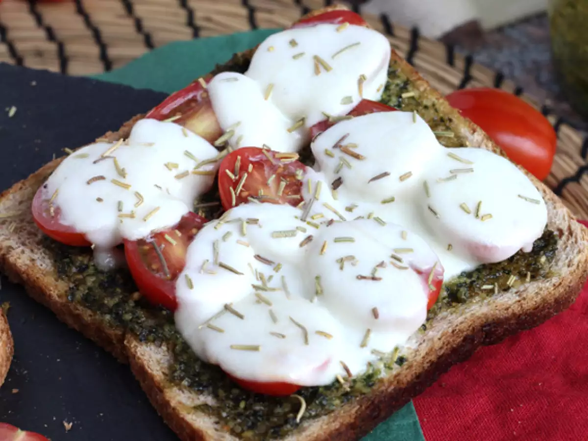 Bruschetta mit Pesto, Kirschtomaten und Mozzarella-Käse - foto 4