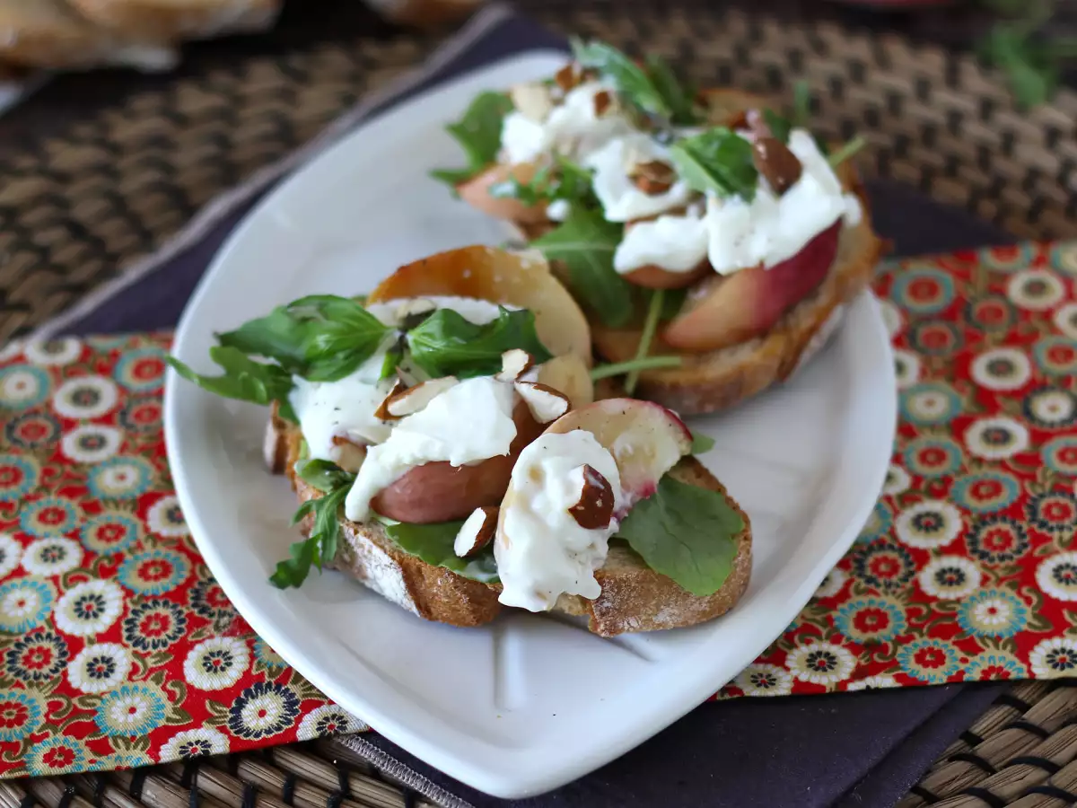 Bruschetta mit Rucola, gebratenen Pfirsichen und Burrata: eine köstliche süß-herzhafte Kombination! - foto 2