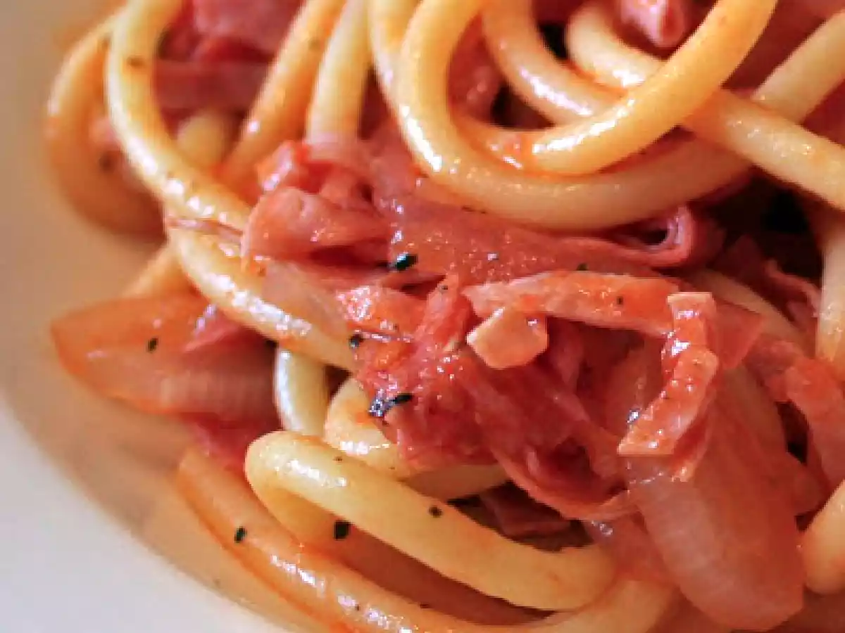 Bucatini con prosciutto cotto e cipolle di Tropea