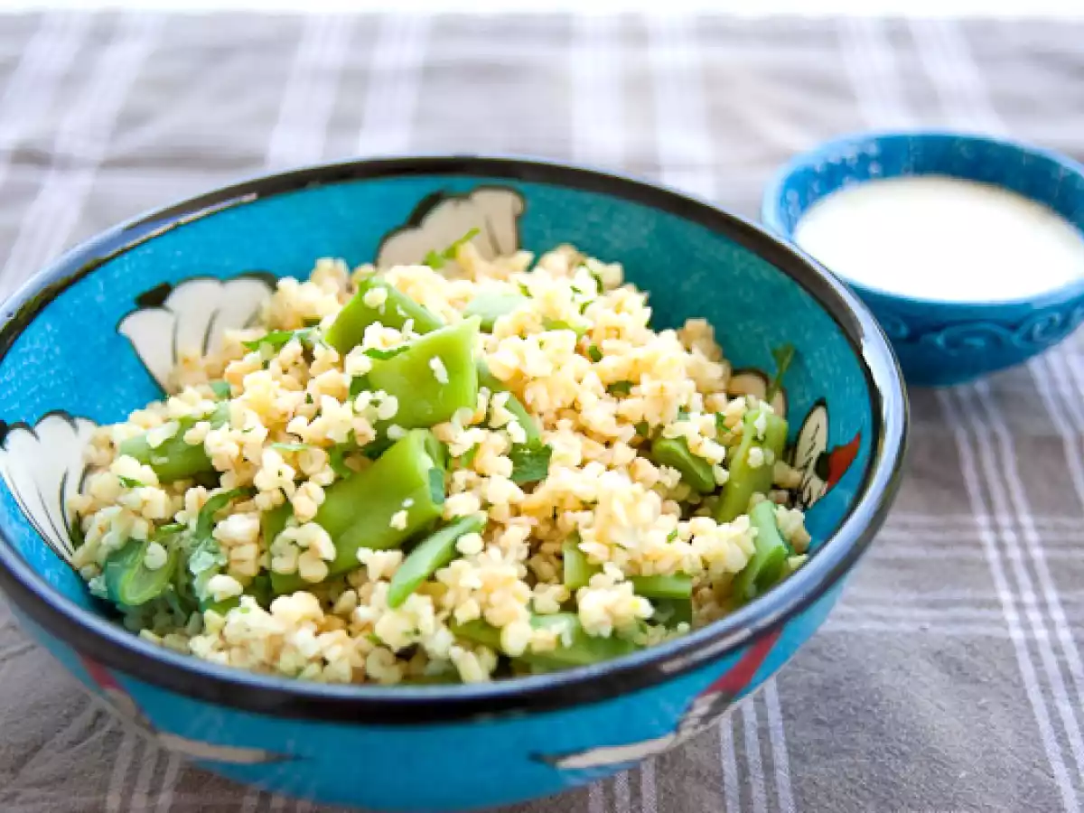 Bulgur mit grünen Bohnen und Joghurt Sauce