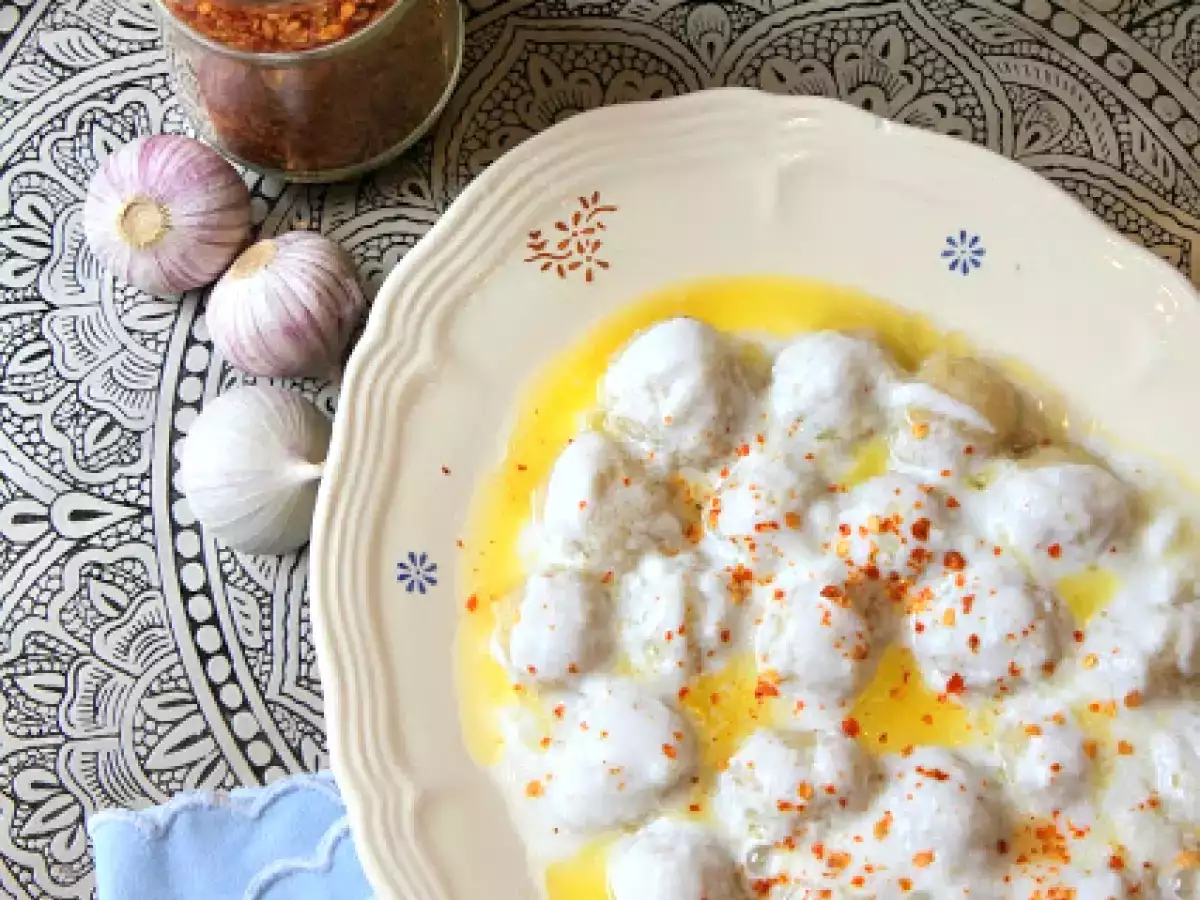 Bulgurbuletten in Joghurt-Knoblauchsoße