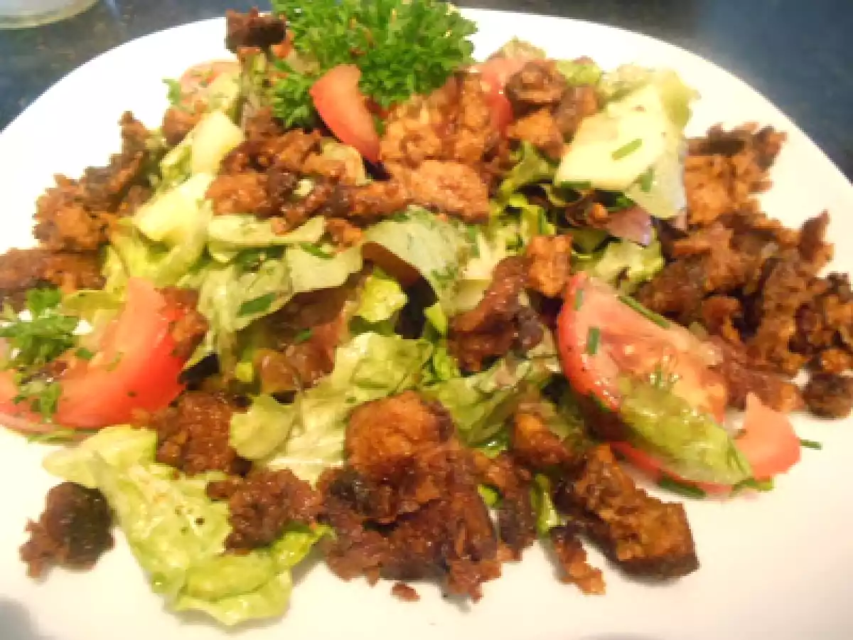 Bunt gemischter Salat mit Veggie Döner Kebap