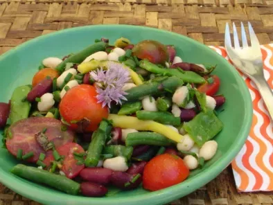 Bunter Bohnensalat mit Kirschtomaten und allerlei Kräutern