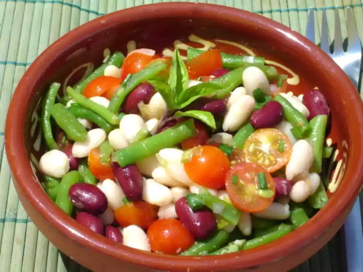 Bunter Bohnensalat mit Kirschtomaten und Basilikum