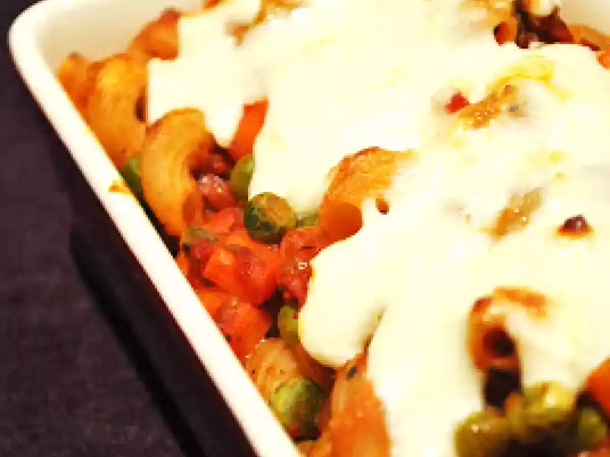 Bunter Nudelauflauf mit Parmesan-Ziegenkäse-Haube