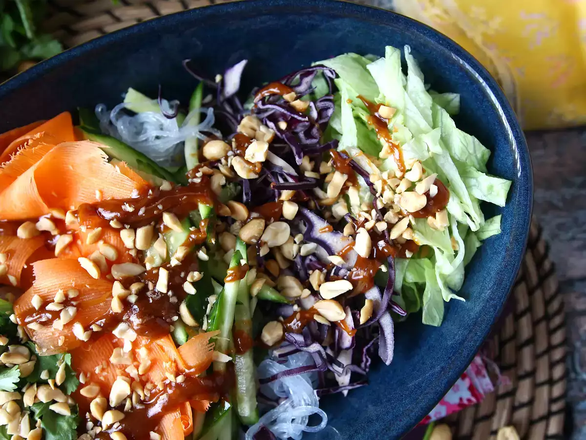 Bunter Salat mit Reisnudeln und Garnelen und pikantem Erdnussdressing - foto 2