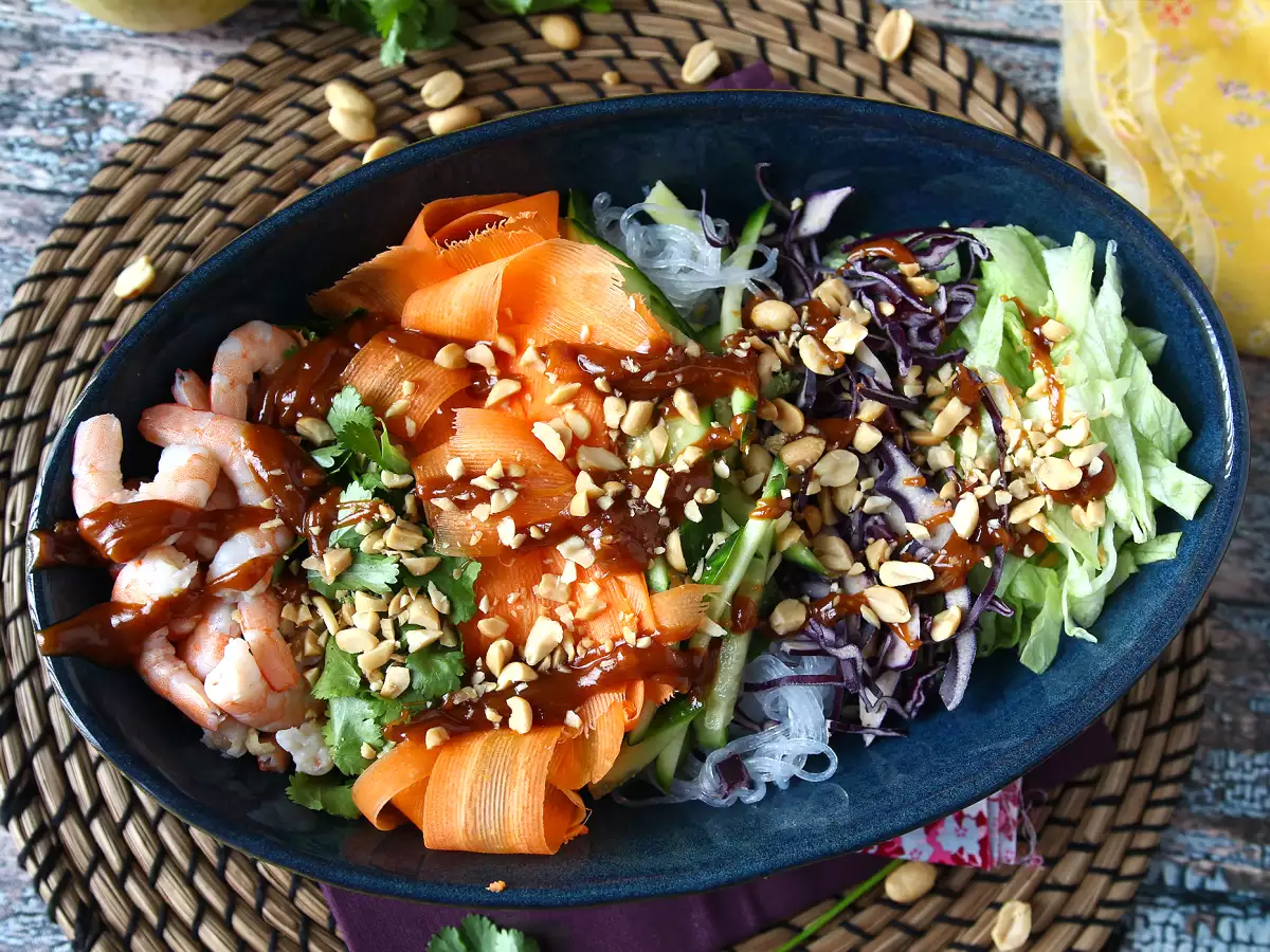 Bunter Salat mit Reisnudeln und Garnelen und pikantem Erdnussdressing - foto 3