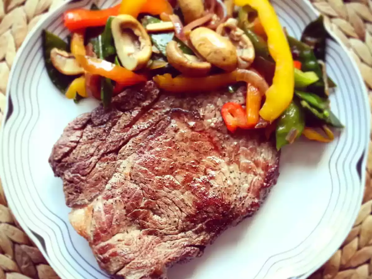 Buntes Pfannengemüse an Rumpsteak