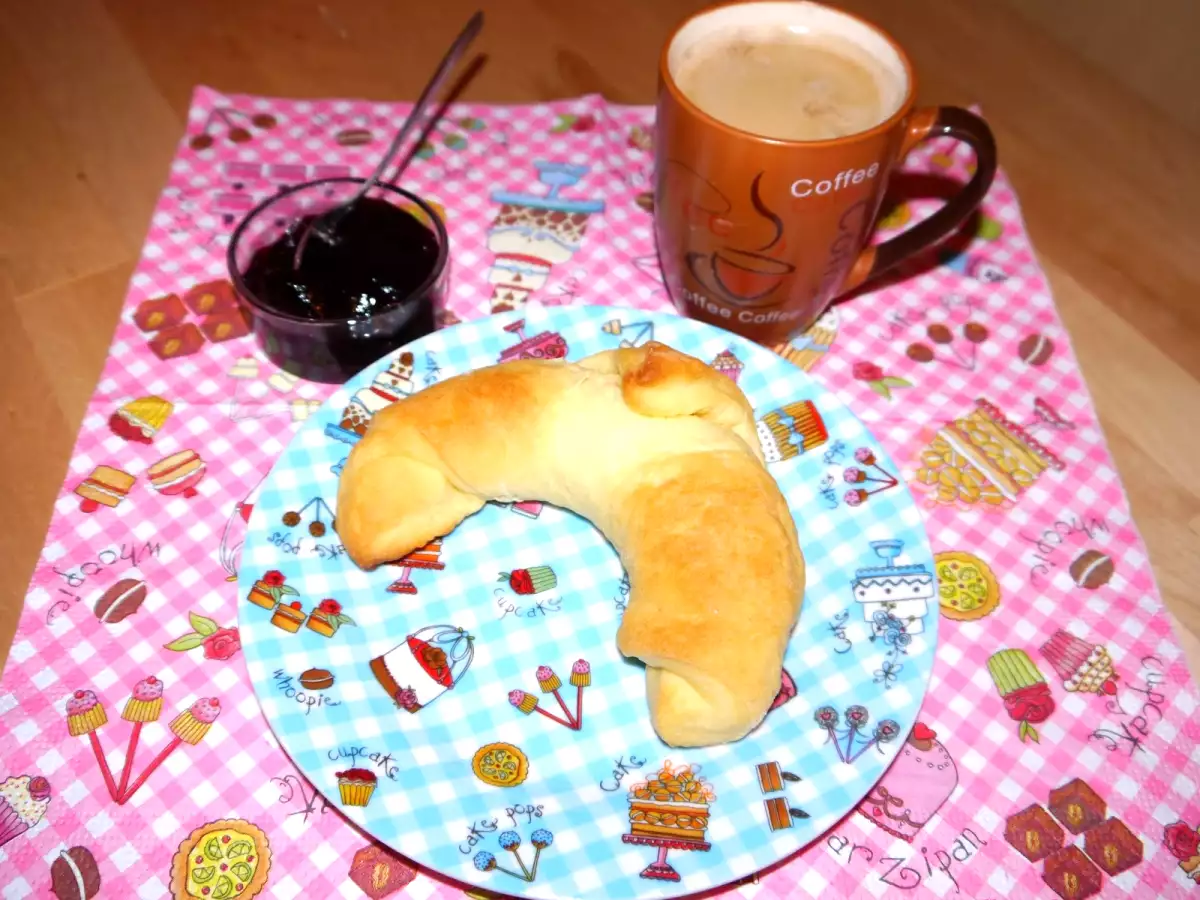 Butter Yeast Croissants | Butterhörnchen - foto 2