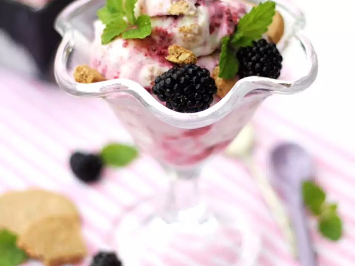 Buttermilcheis mit Keksen und Brombeeren von homemade