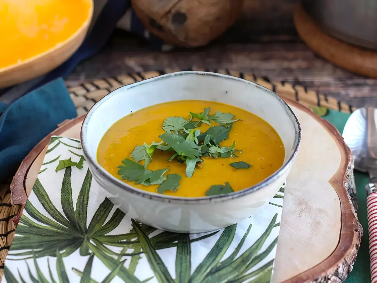 Butternut-Kürbis-Suppe mit roten Linsen