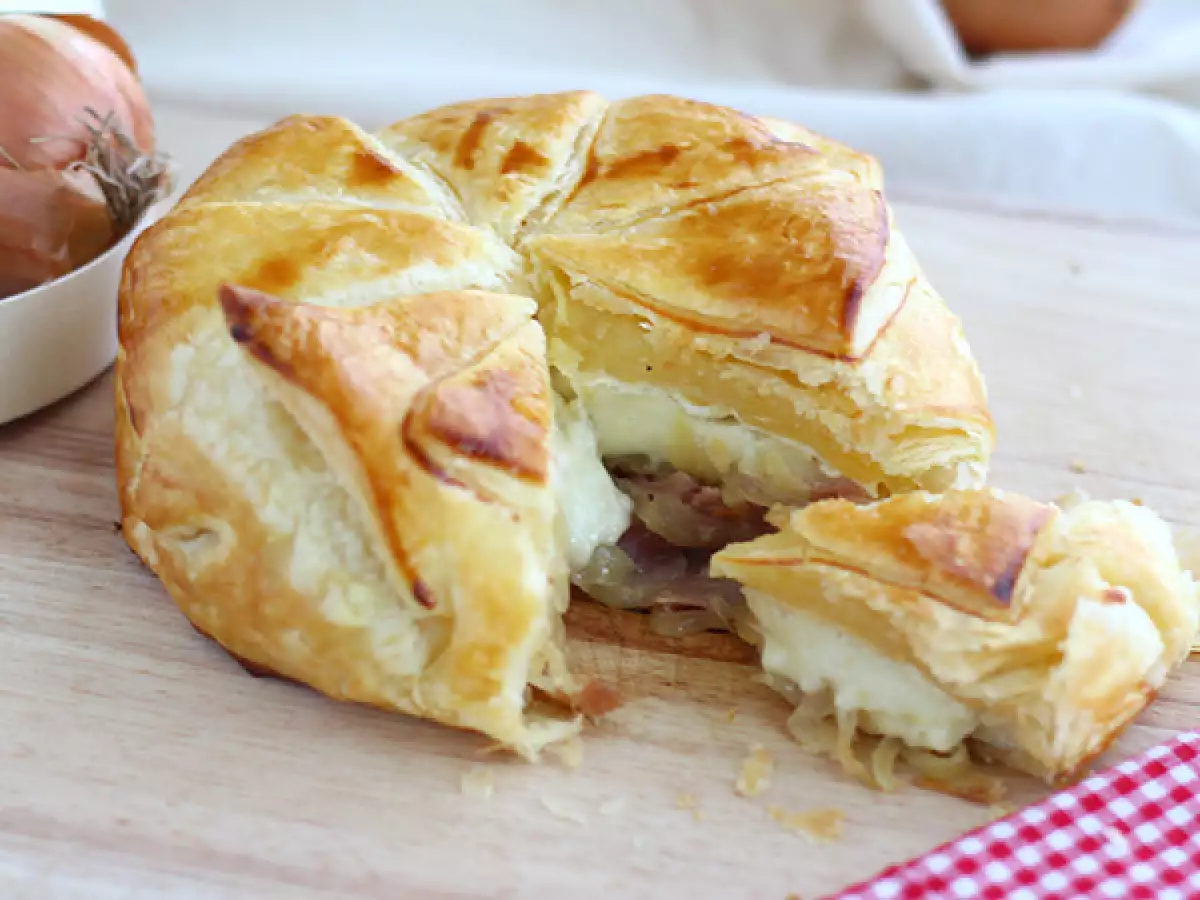 Camembert im Blätterteig mit Schinken und Zwiebeln
