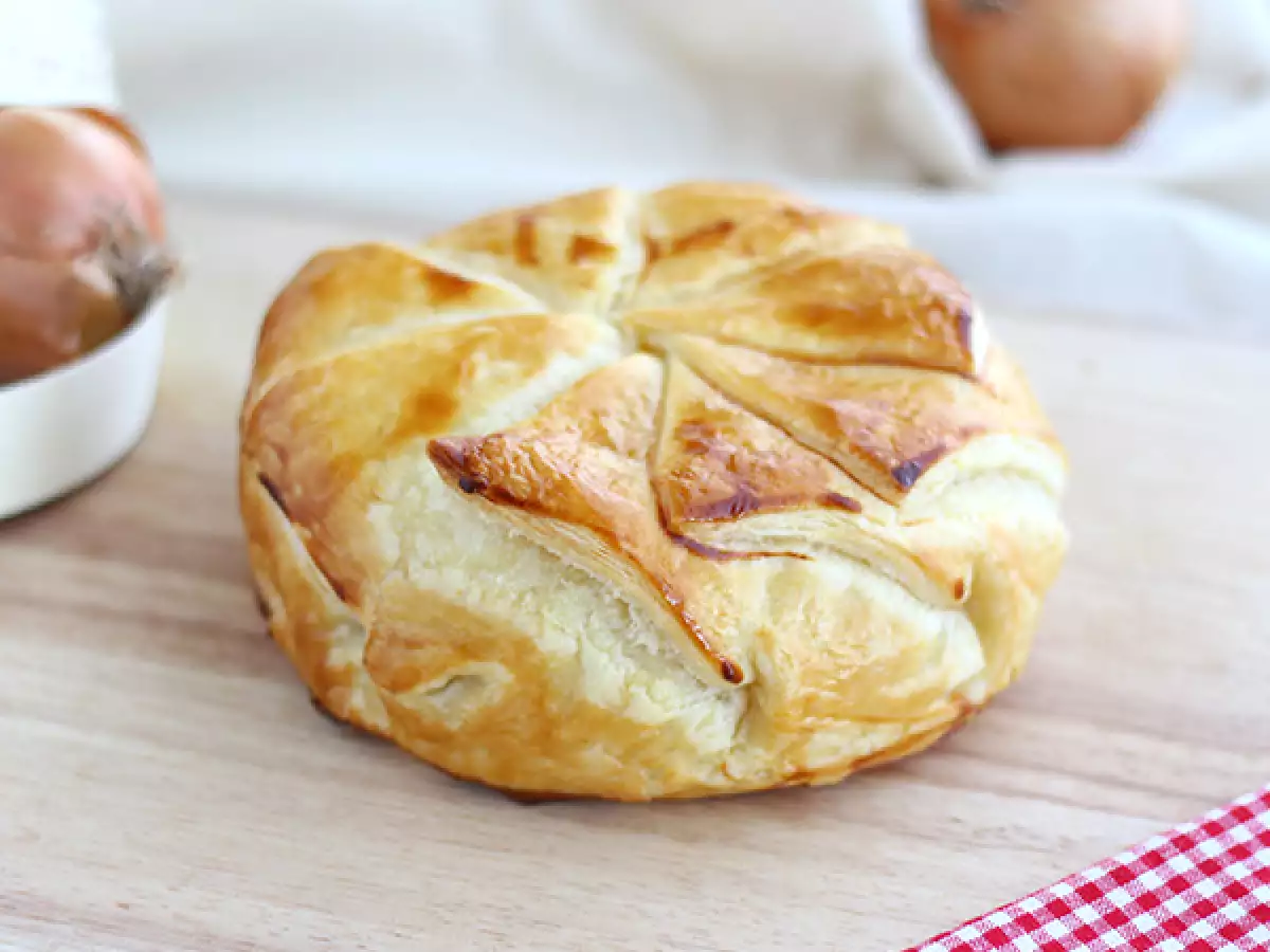 Camembert im Blätterteig mit Schinken und Zwiebeln - foto 3