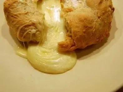 Camembert im Brotmantel