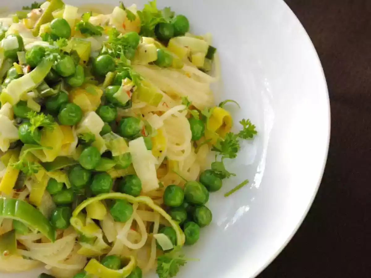 Cappellini mit Lauch, Erbsen und Safran - Cappellini al sugo di porro, piselli e zafferano