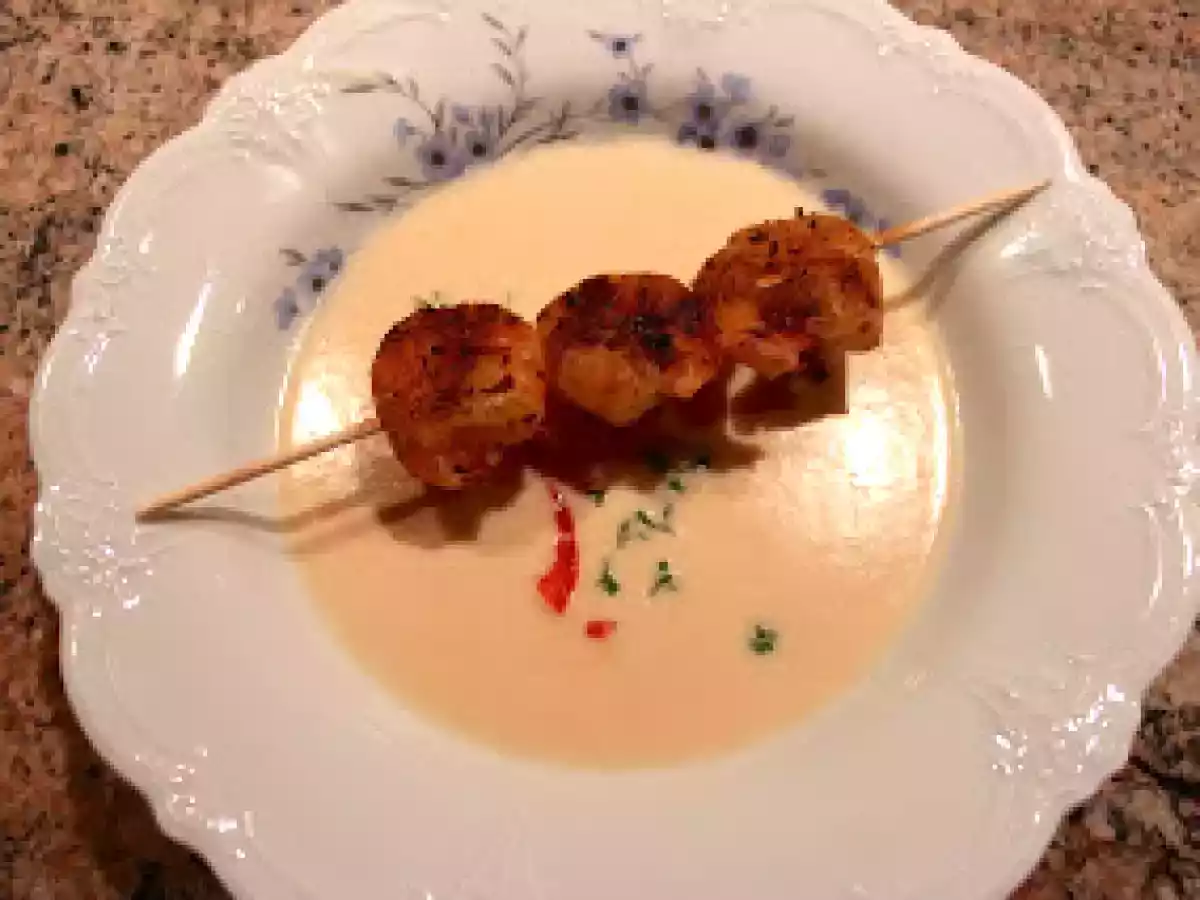 Cappuccino vom Räucherlachs mit Garnelenspiess und Topfen-Kartoffelterrine mit Salatbukett