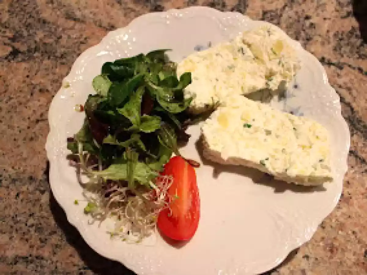 Cappuccino vom Räucherlachs mit Garnelenspiess und Topfen-Kartoffelterrine mit Salatbukett - foto 2