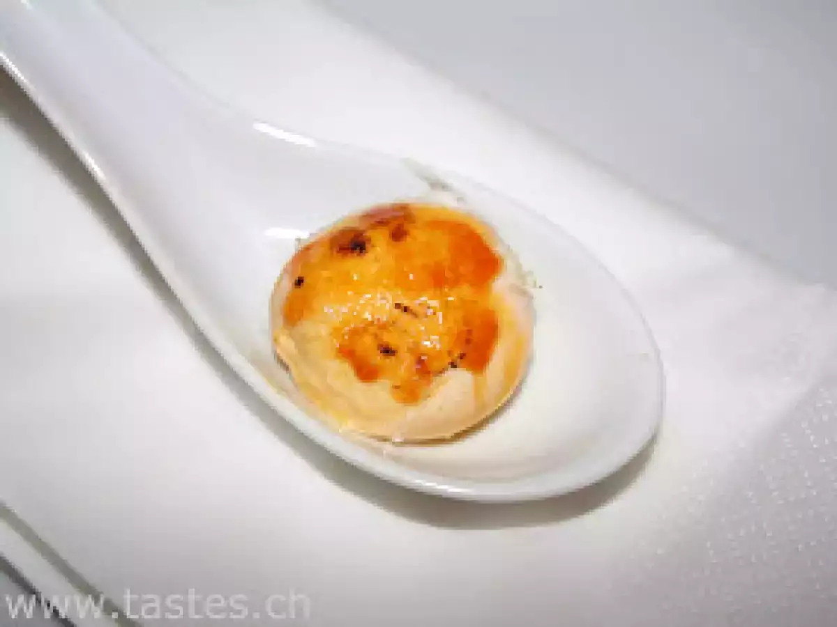 Caramelisiertes Eigelb - gefüllt mit Tapenade