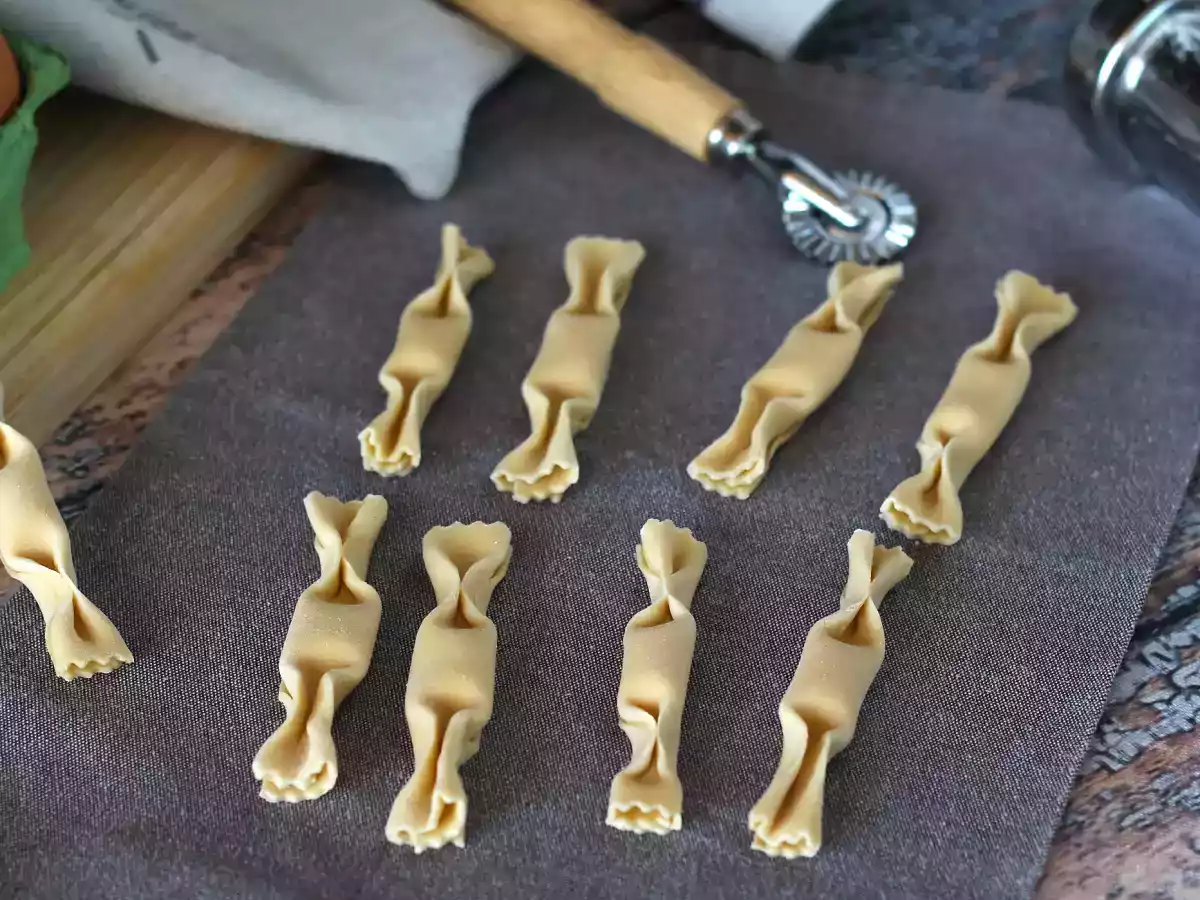 Caramelle, die bonbonförmigen Ravioli, Füllung mit Kürbis und Ricotta - foto 2