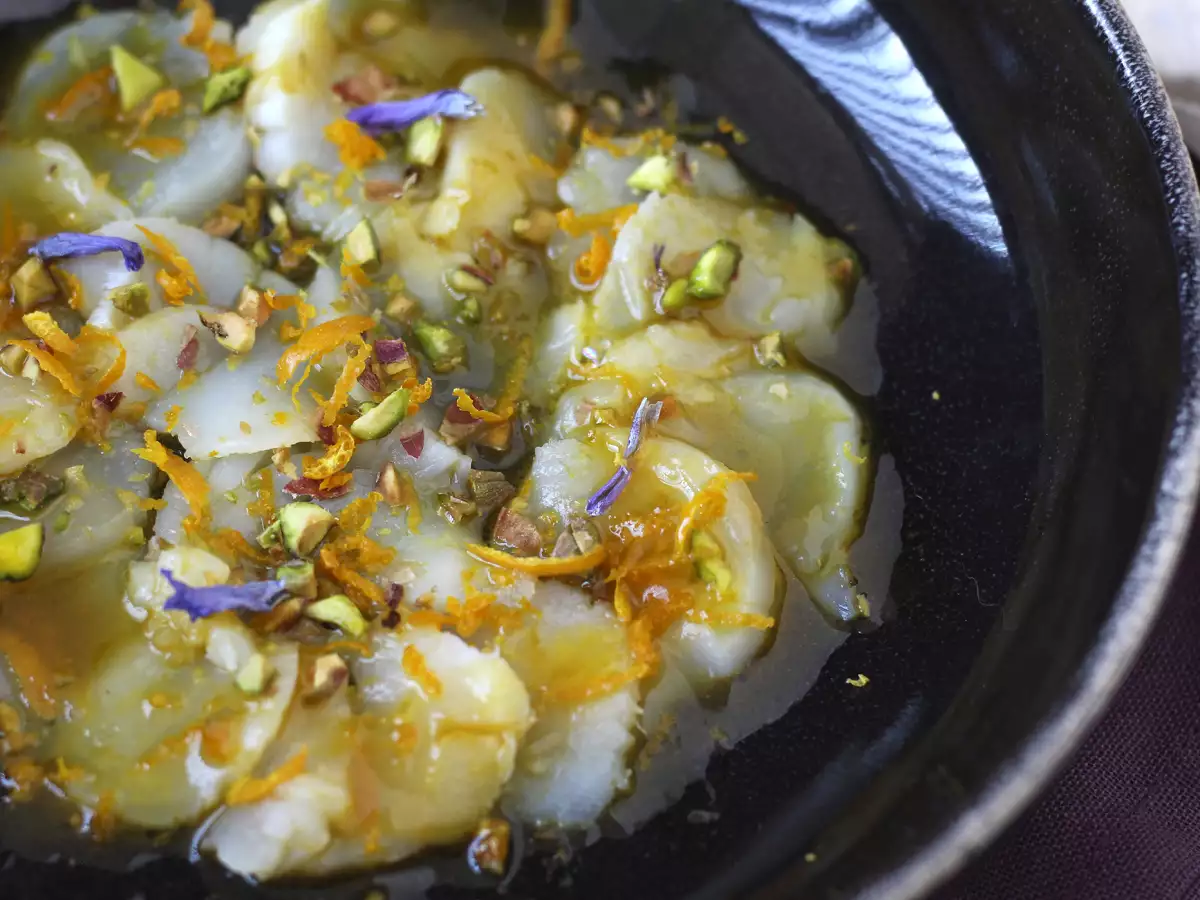 Carpaccio von Jakobsmuscheln mit Zitrusvinaigrette und Pistazien, ein eleganter und einfach zuzubereitender Vorspeise