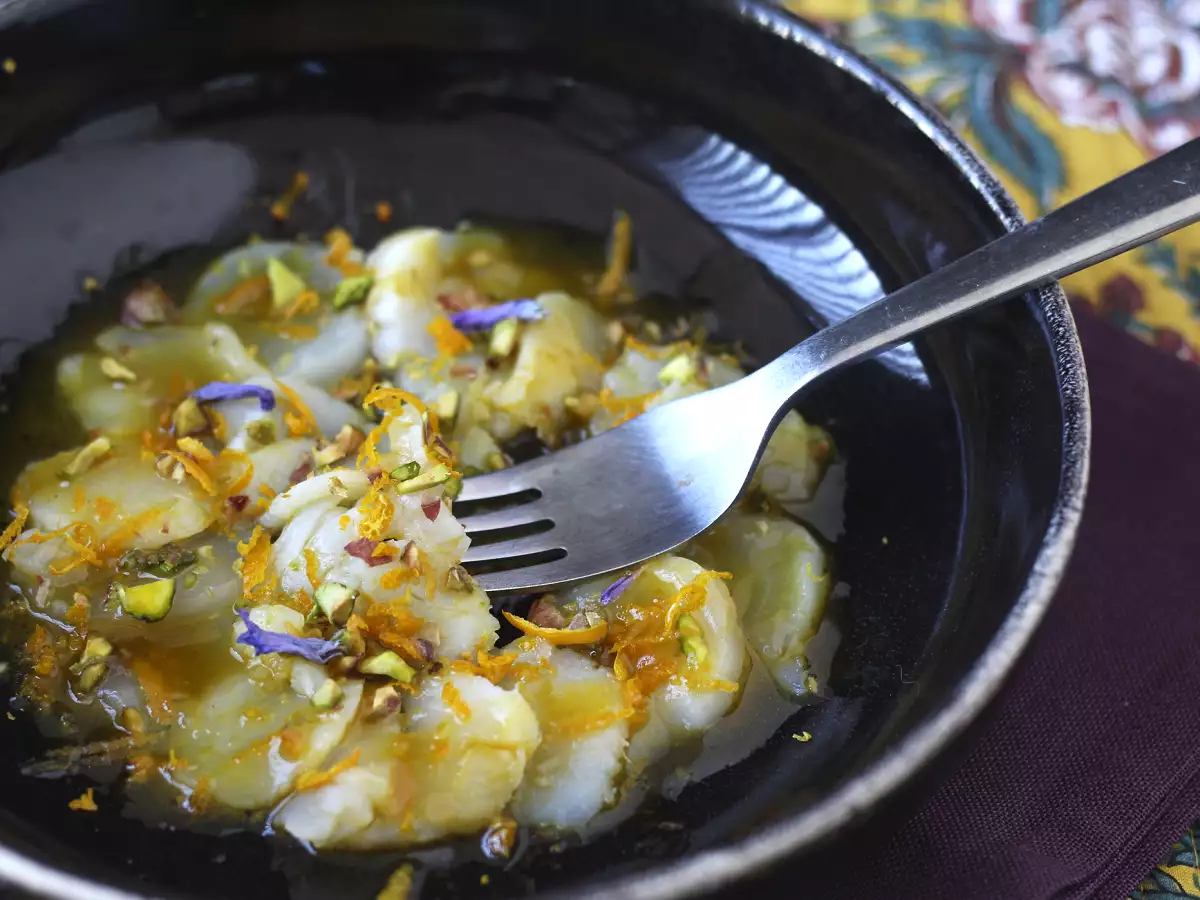 Carpaccio von Jakobsmuscheln mit Zitrusvinaigrette und Pistazien, ein eleganter und einfach zuzubereitender Vorspeise - foto 2