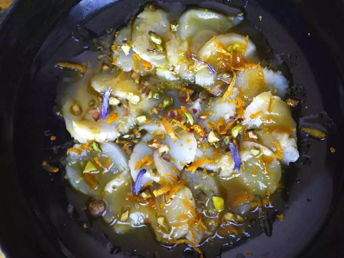 Carpaccio von Jakobsmuscheln mit Zitrusvinaigrette und Pistazien, ein eleganter und einfach zuzubereitender Vorspeise - foto 3