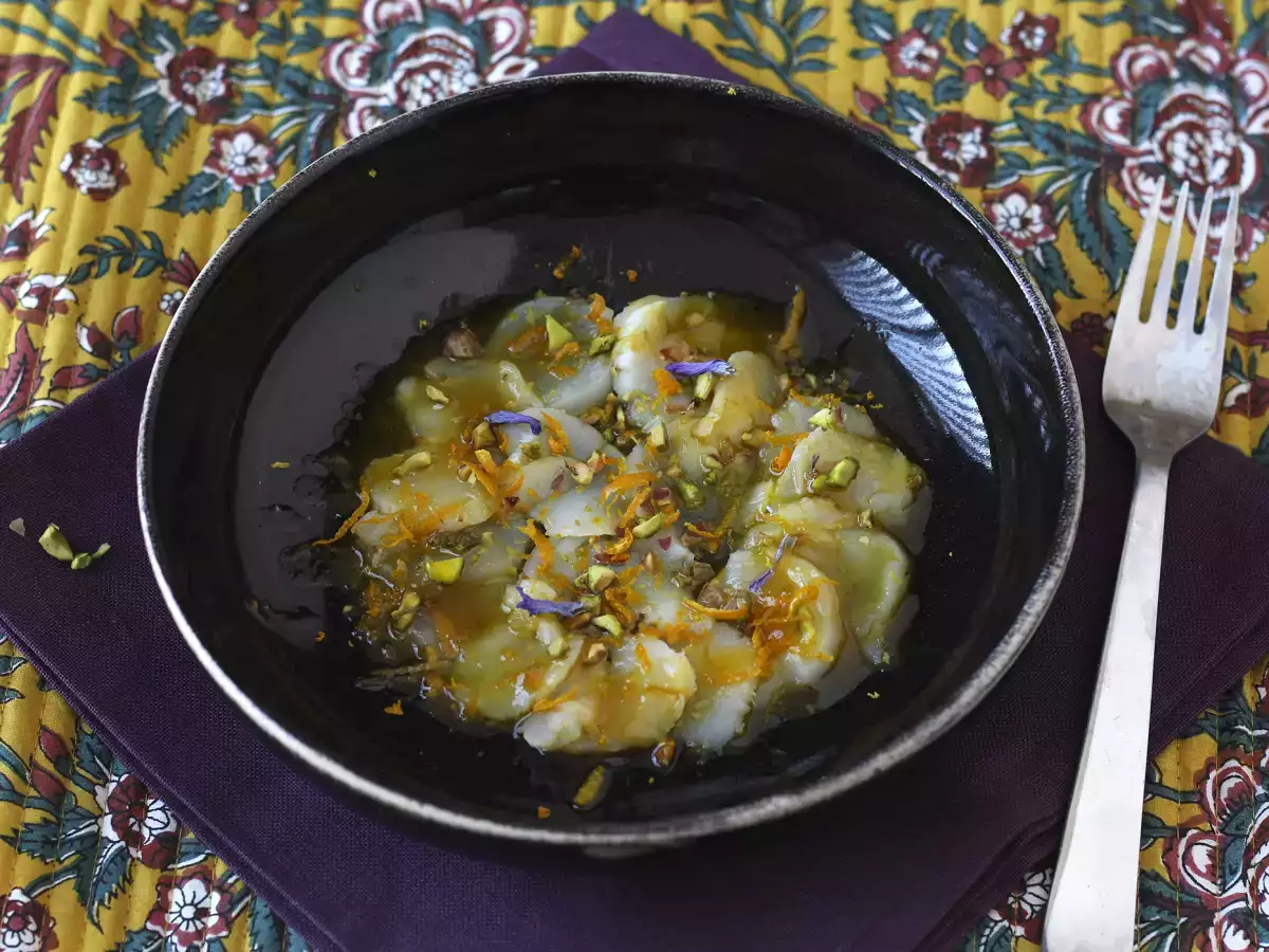 Carpaccio von Jakobsmuscheln mit Zitrusvinaigrette und Pistazien, ein eleganter und einfach zuzubereitender Vorspeise - foto 4