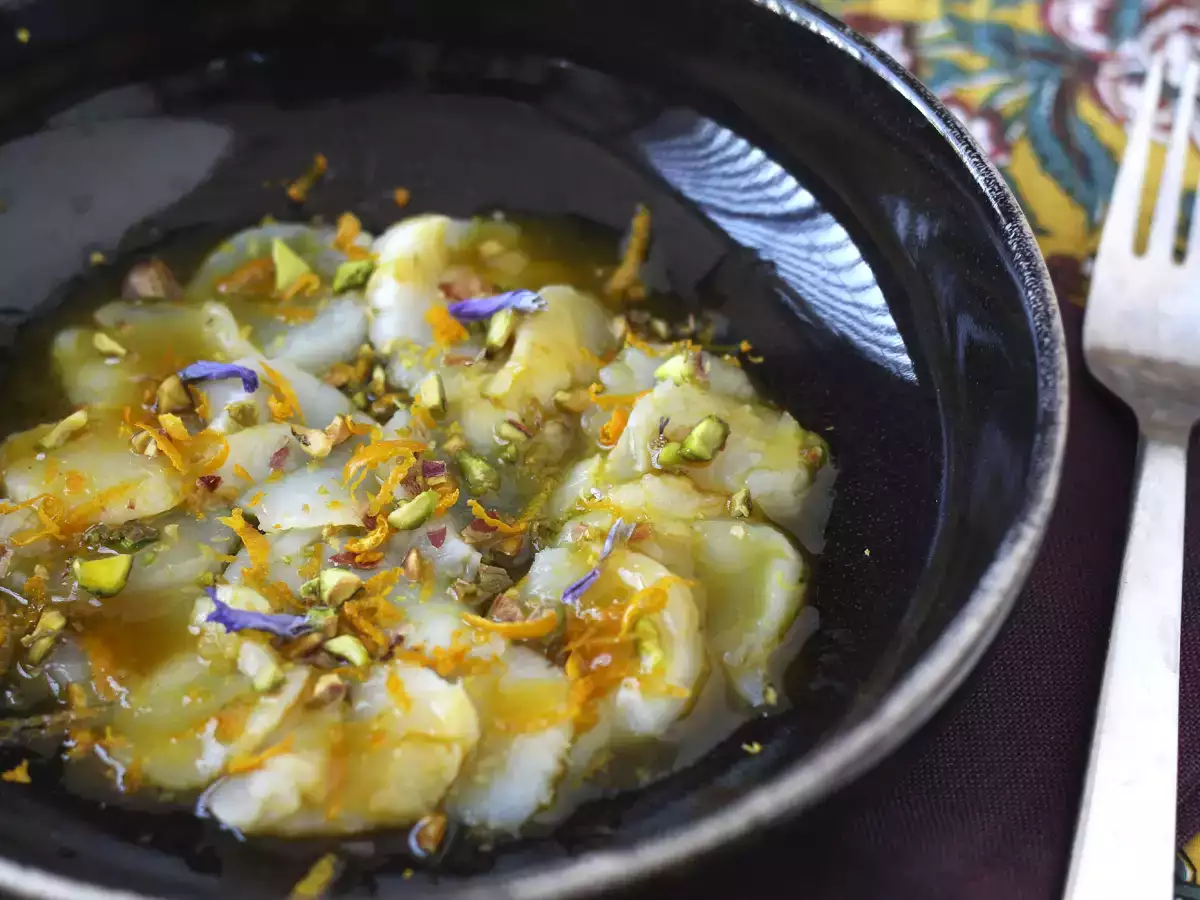 Carpaccio von Jakobsmuscheln mit Zitrusvinaigrette und Pistazien, ein eleganter und einfach zuzubereitender Vorspeise - foto 5