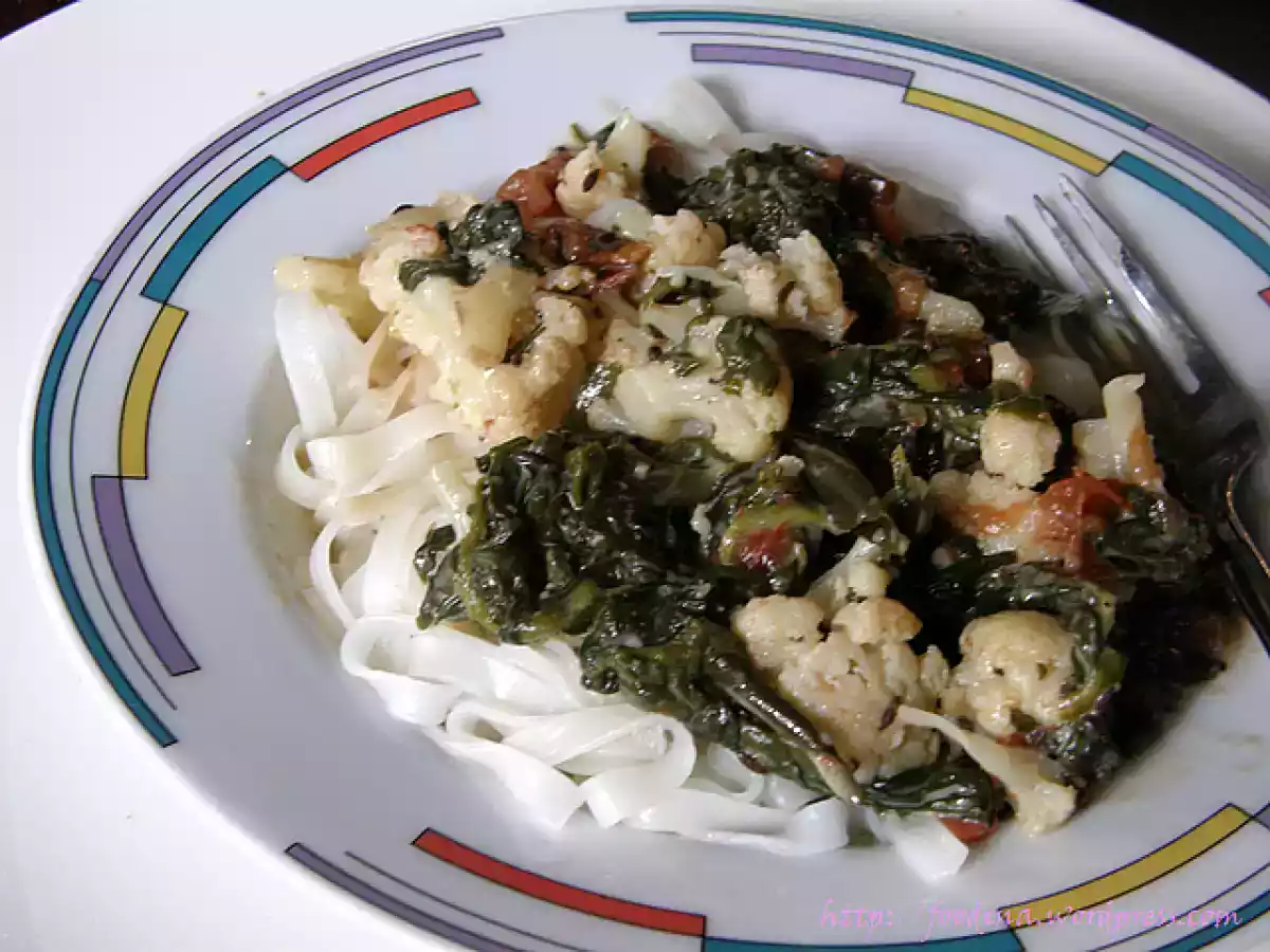 Cauliflower Keerai Thenga Paal Blumenkohl mit Spinat in Kokosmilch