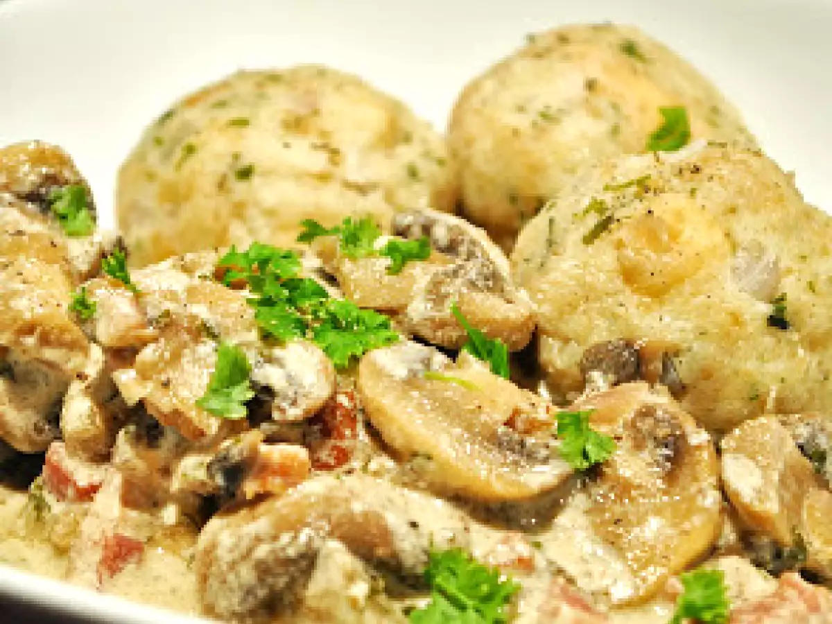 Champignon-Pfanne mit Speckstreifen & kleinen Semmelknödeln