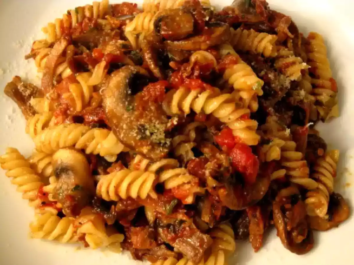 Champignonsauce mit Schinken und Tomaten