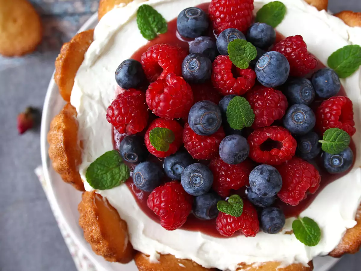 Charlotte mit roten Früchten und Madeleines - foto 2