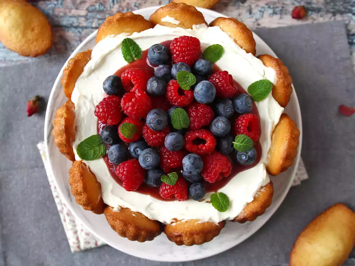 Charlotte mit roten Früchten und Madeleines - foto 5