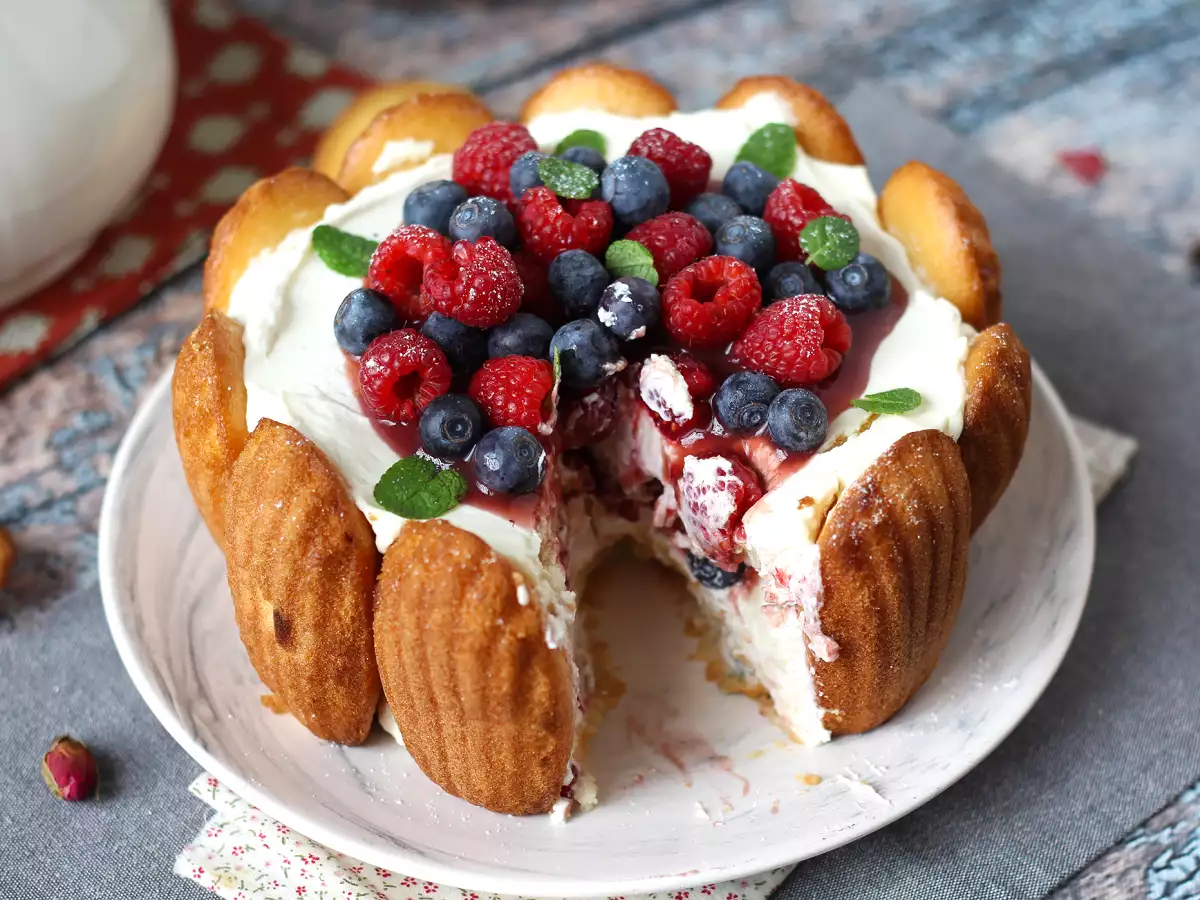 Charlotte mit roten Früchten und Madeleines - foto 8