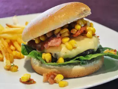 Cheeseburger mit Bacon-Mais-Topping