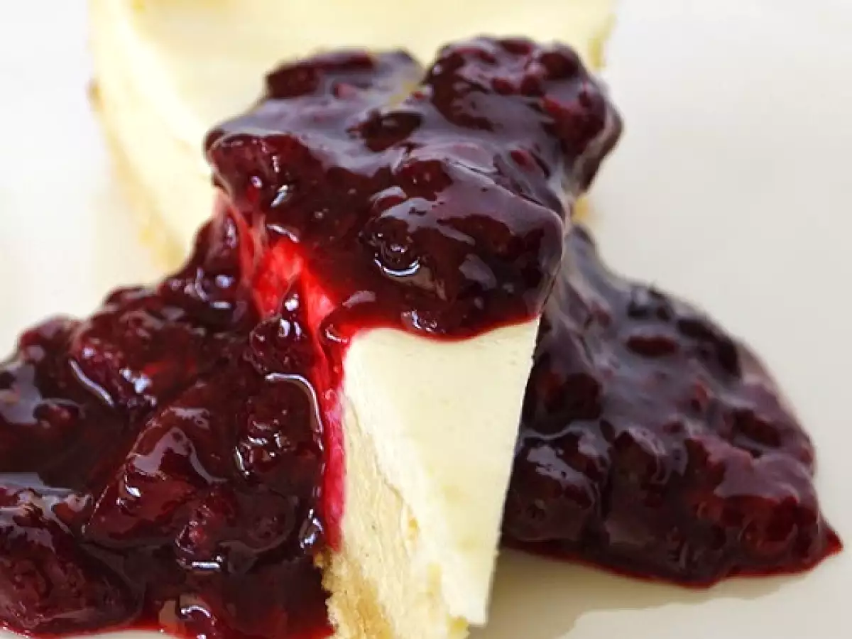 Cheesecake mit Kompott aus roten Früchten