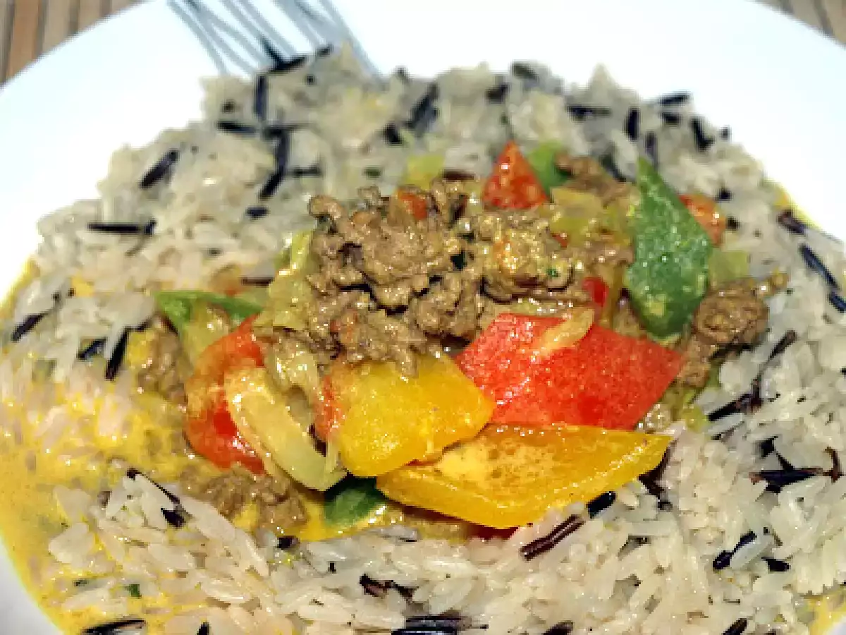 Chinakohl-Hackpfanne mit Tomaten und Paprika