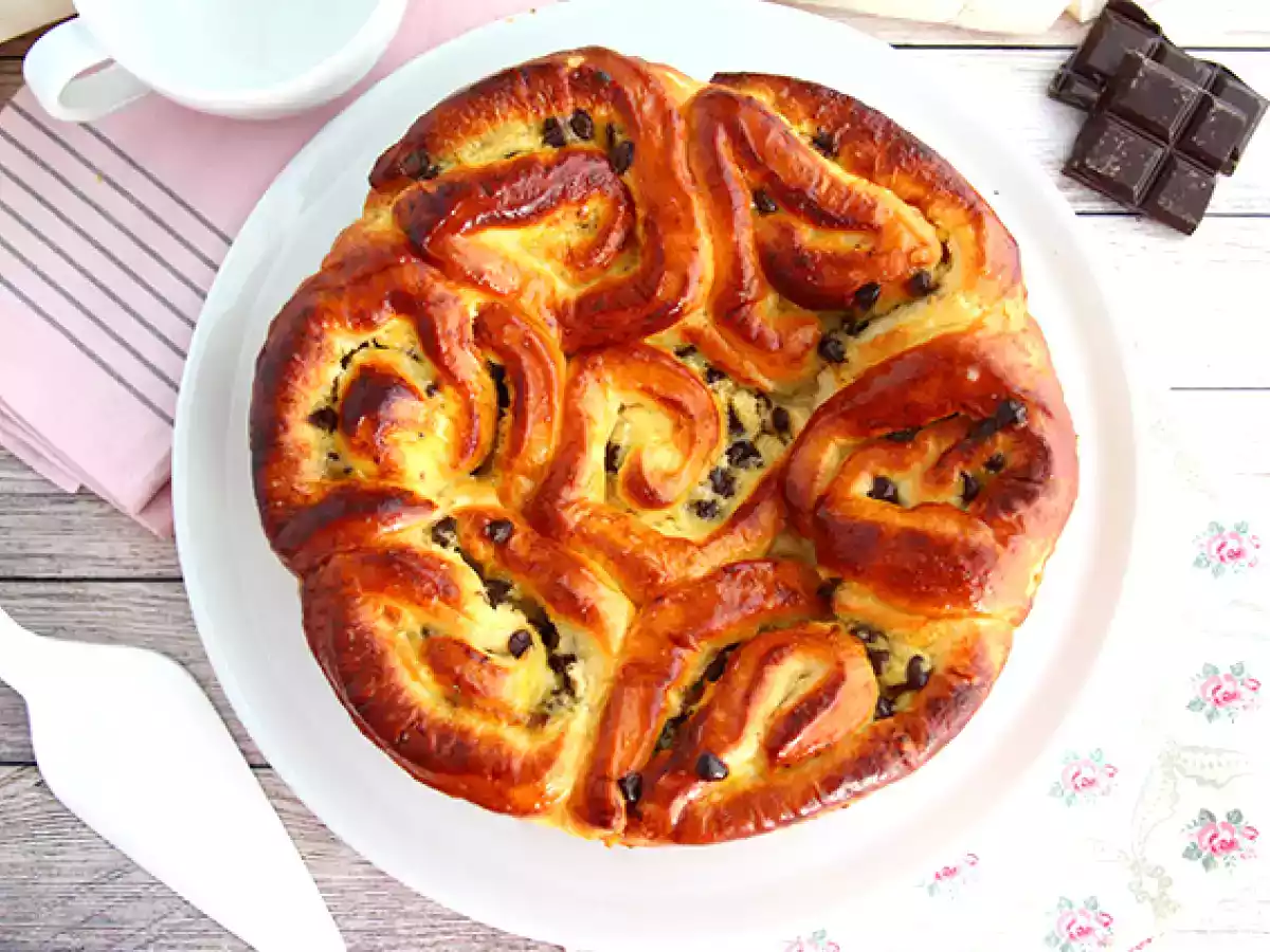 Chinesische Brioche, gefüllt mit Gebäckcreme und Schokoladenstückchen