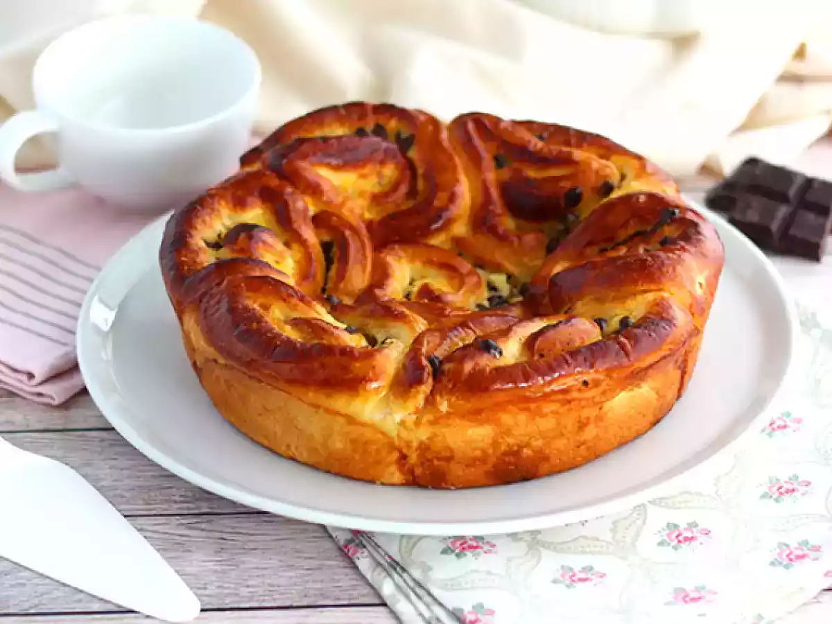Chinesische Brioche, gefüllt mit Gebäckcreme und Schokoladenstückchen - foto 2
