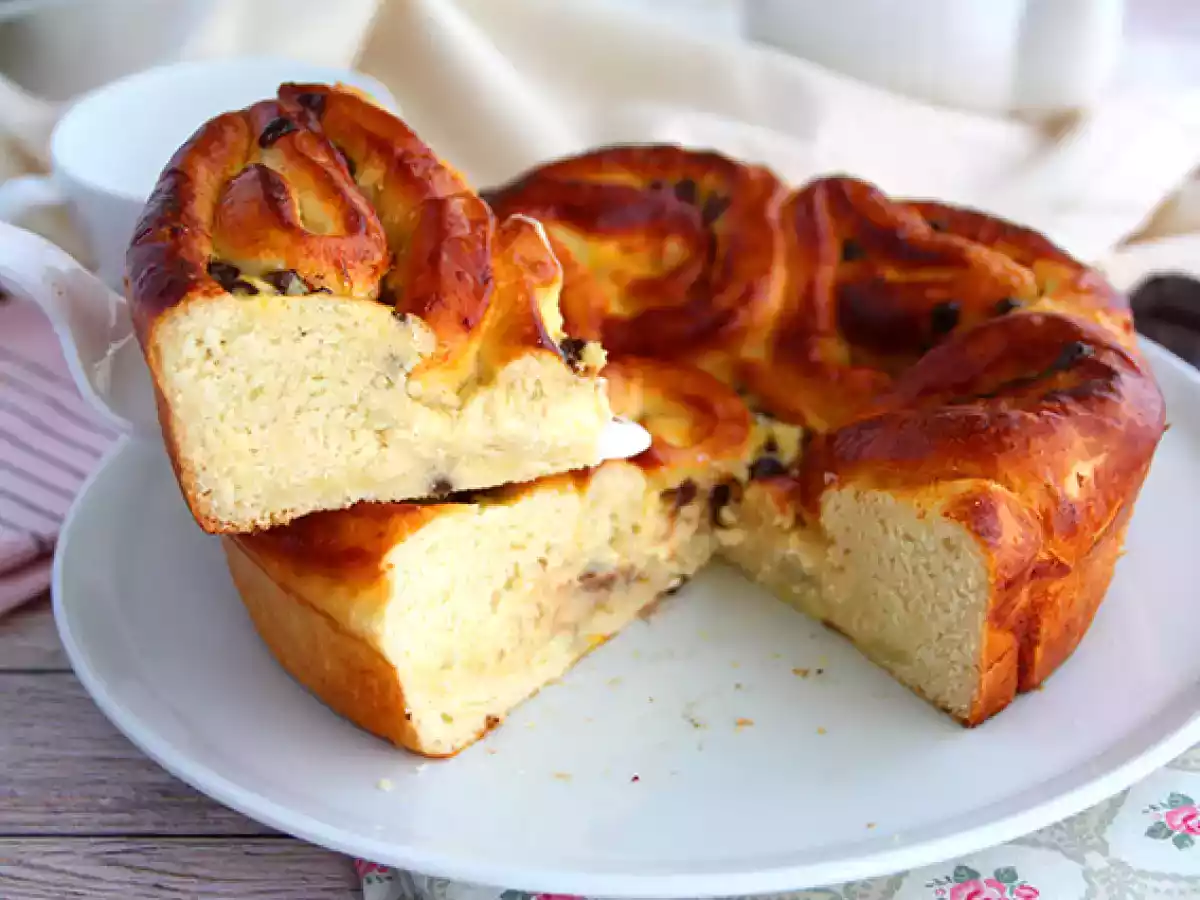 Chinesische Brioche, gefüllt mit Gebäckcreme und Schokoladenstückchen - foto 3